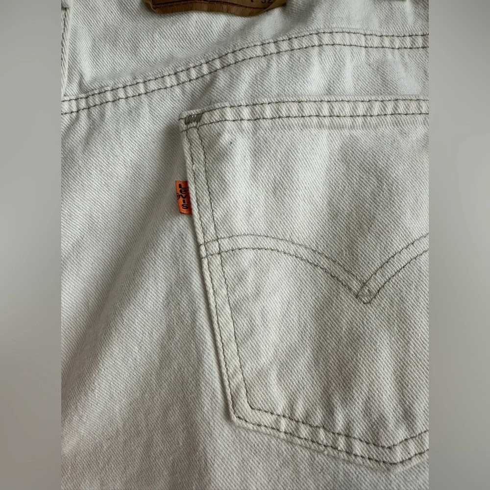 Vintage Levi’s Men’s 580 Baggy Fit Tapered Leg Cream Denim Jeans (Size 42 X 32)